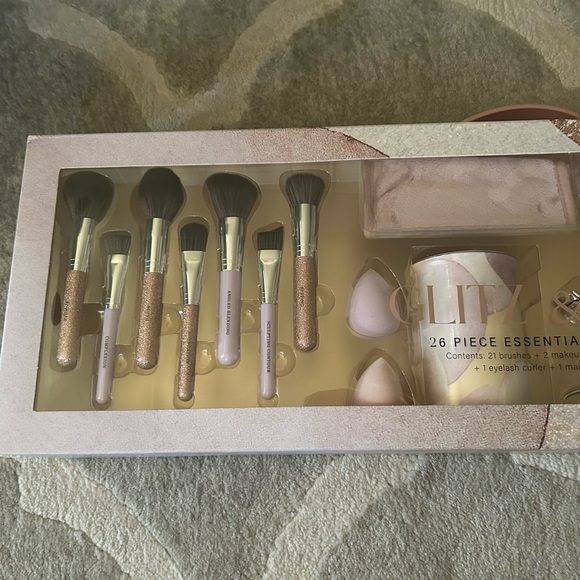 Glitz and Glam 26 piece essential collection - Picture 7 of 9